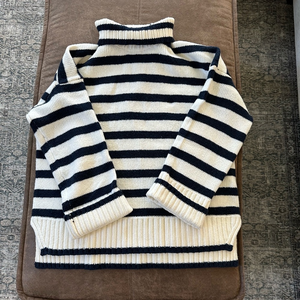 Abercrombie & Fitch Navy and White Knit Sweater